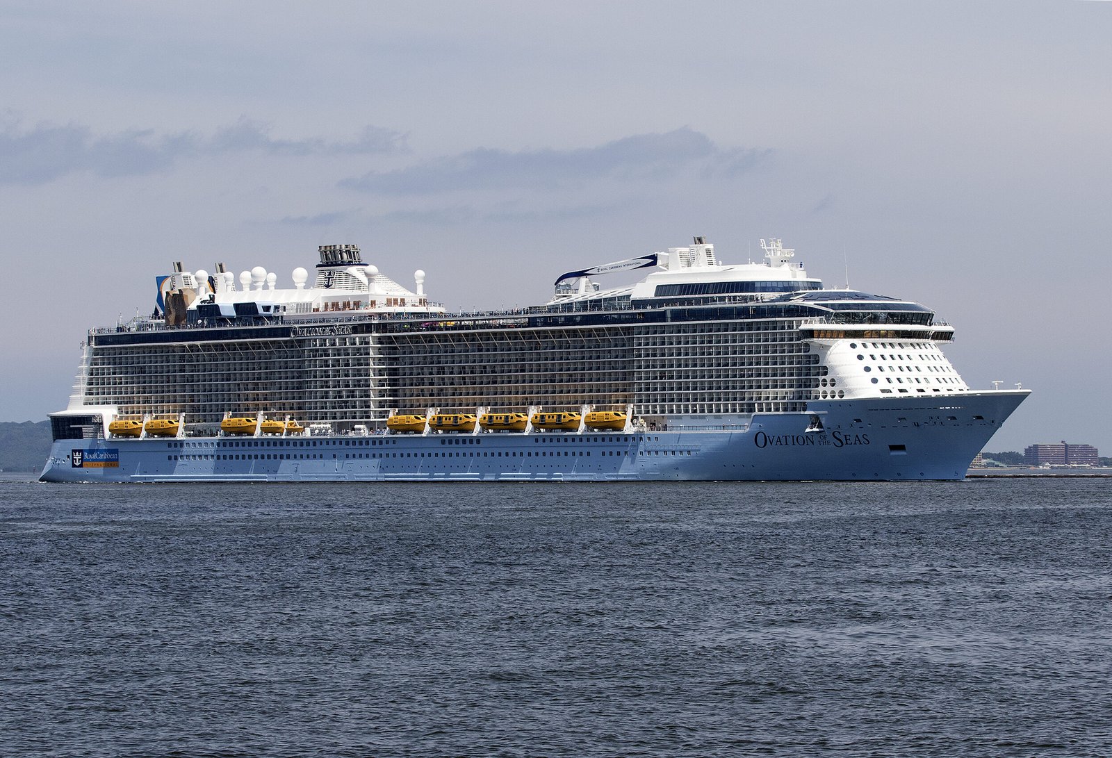 Eine Aufnahme der Ovation of the Seas von Royal Caribbean International vor Hakata, Japan, 2016.