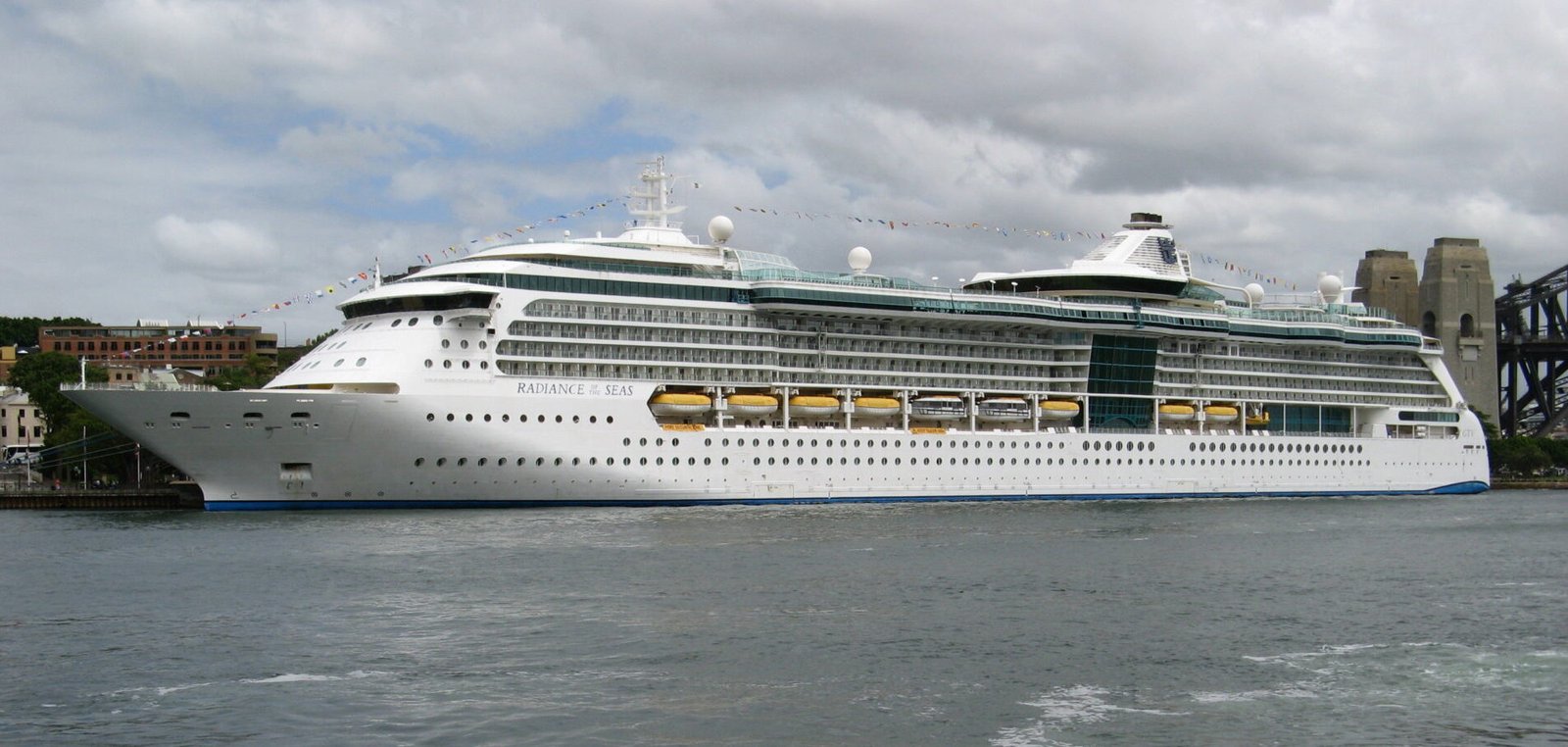 Eine Aufnahme der Radiance of the Seas von Royal Caribbean International im Hafen von Sydney Cove, Australien, 2013.