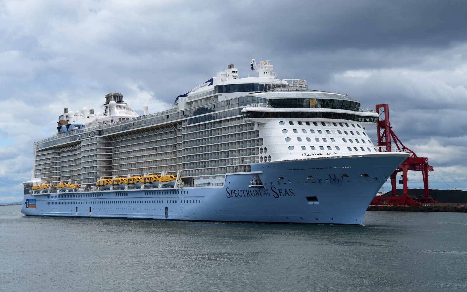 Eine Aufnahme der Spectrum of the Seas von Royal Caribbean International vor Osaka, Japan, 2019.