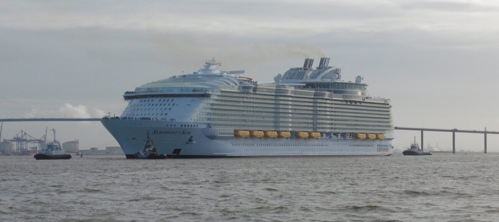 Eine Aufnahme der Symphony of the Seas von Royal Caribbean International vor St. Nazaire, 2018.