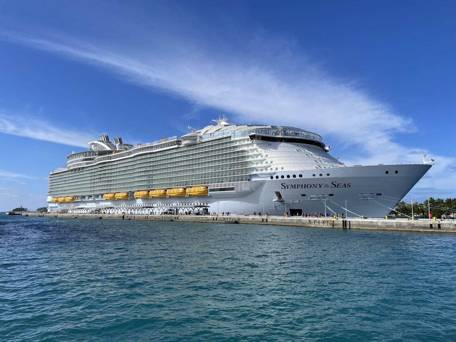 Eine Aufnahme der Symphony of the Seas von Royal Caribbean International im Hafen Nassau auf den Bahamas, 2024.