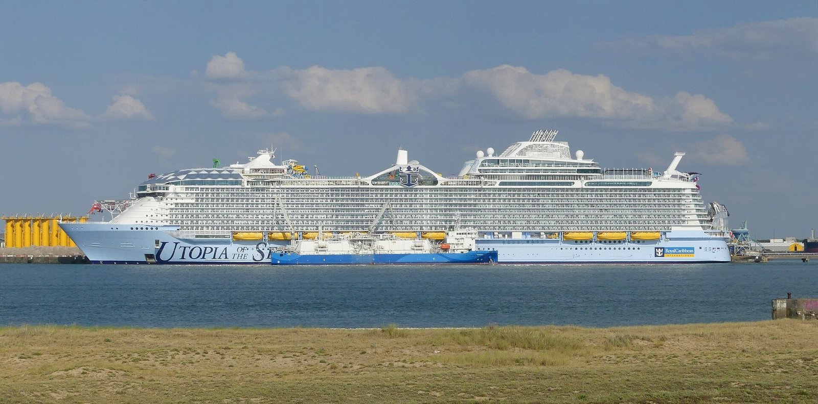 Eine Aufnahme der Utopia of the Seas von Royal Caribbean International vor La Rochelle, Frankreich, 2024.