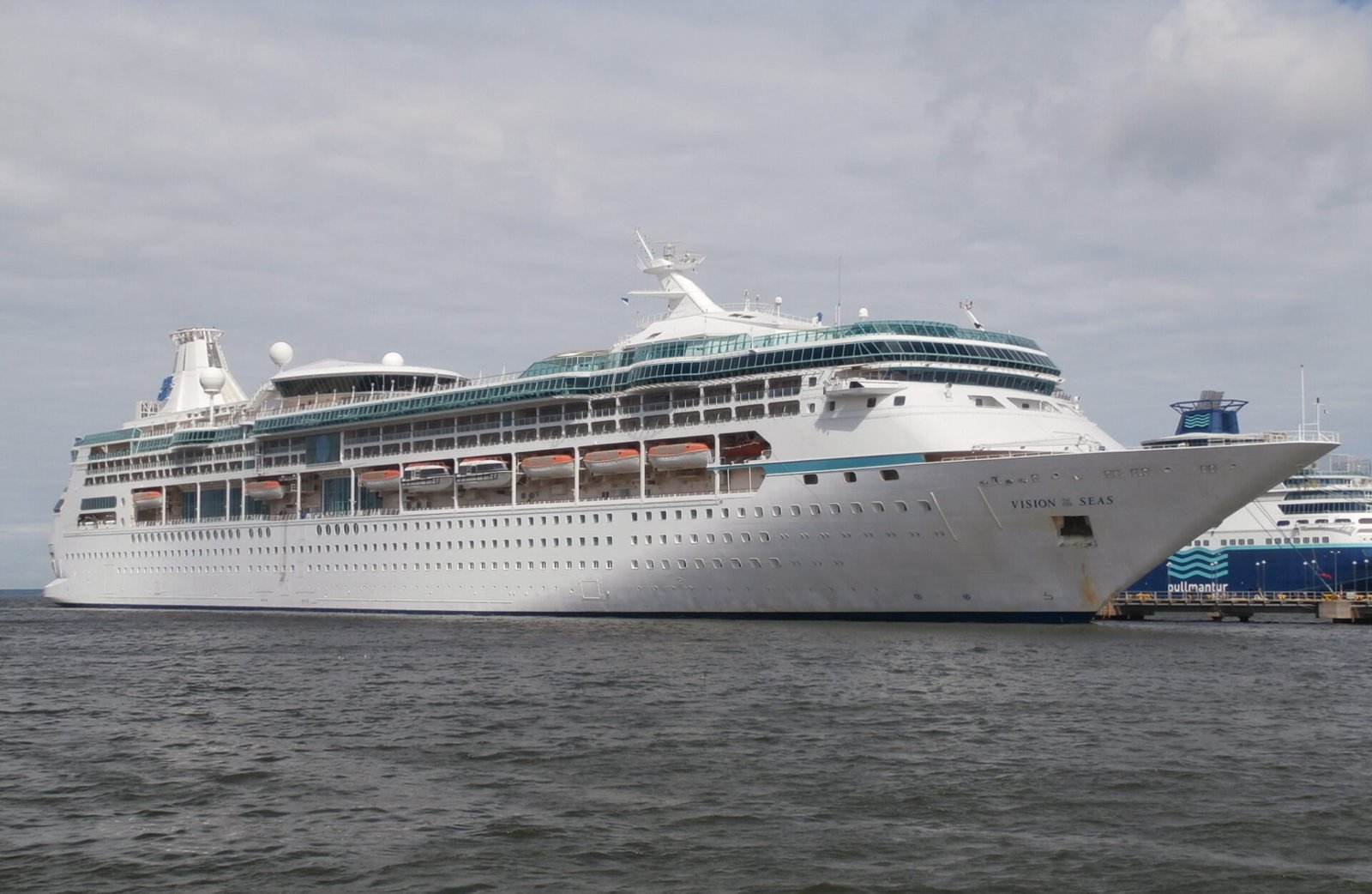 Eine Aufnahme der Vision of the Seas von Royal Caribbean International im Hafen von Tallinn, Estland, 2017.