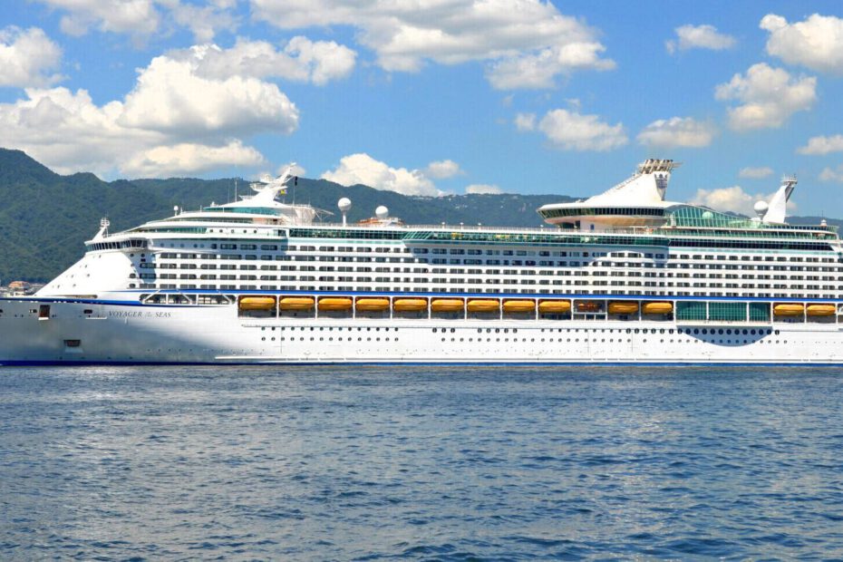 Eine Aufnahme der Voyager of the Seas von Royal Caribbean International im Hafen von Kobe, Japan, 2012.