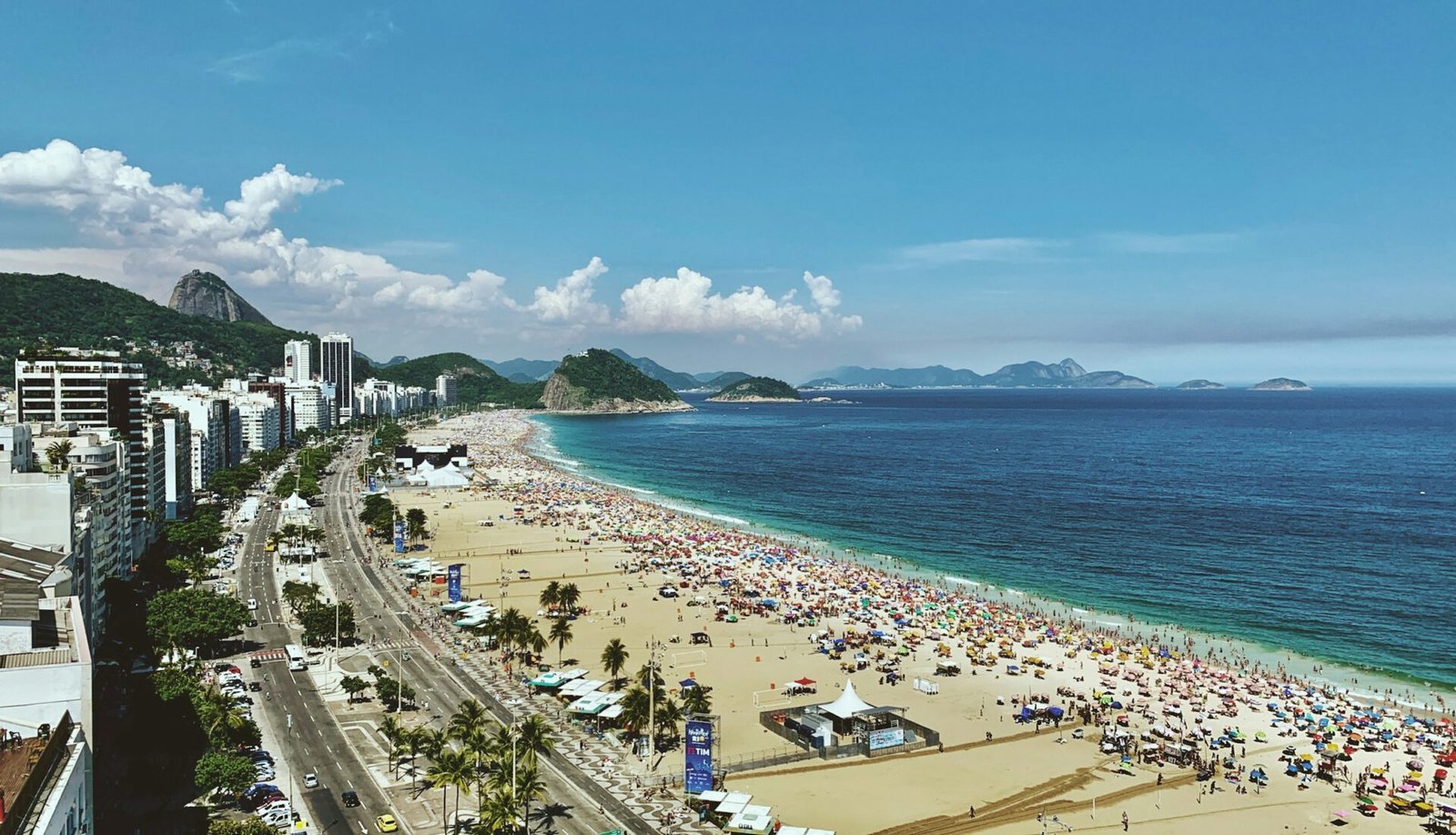 Eine Aufnahme der Copacabana in Rio de Janeiro