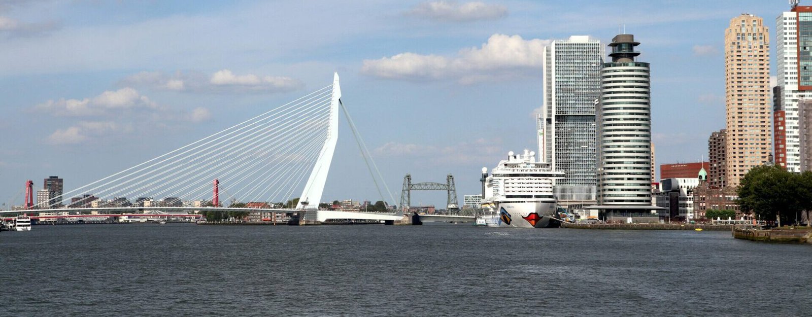 Ein Wasserbild von der Erasmus Brücke mit Kreuzfahrtschiffanleger in Rotterdam