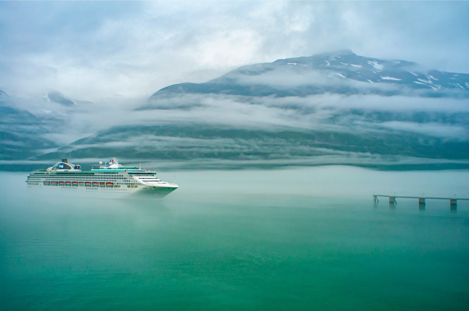 Ein Kreuzfahrtschiff im Nebel