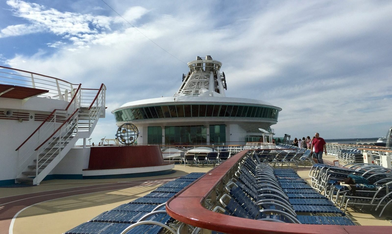 Eine Aufnahme von einem leeren Sonnendeck auf einem Schiff.