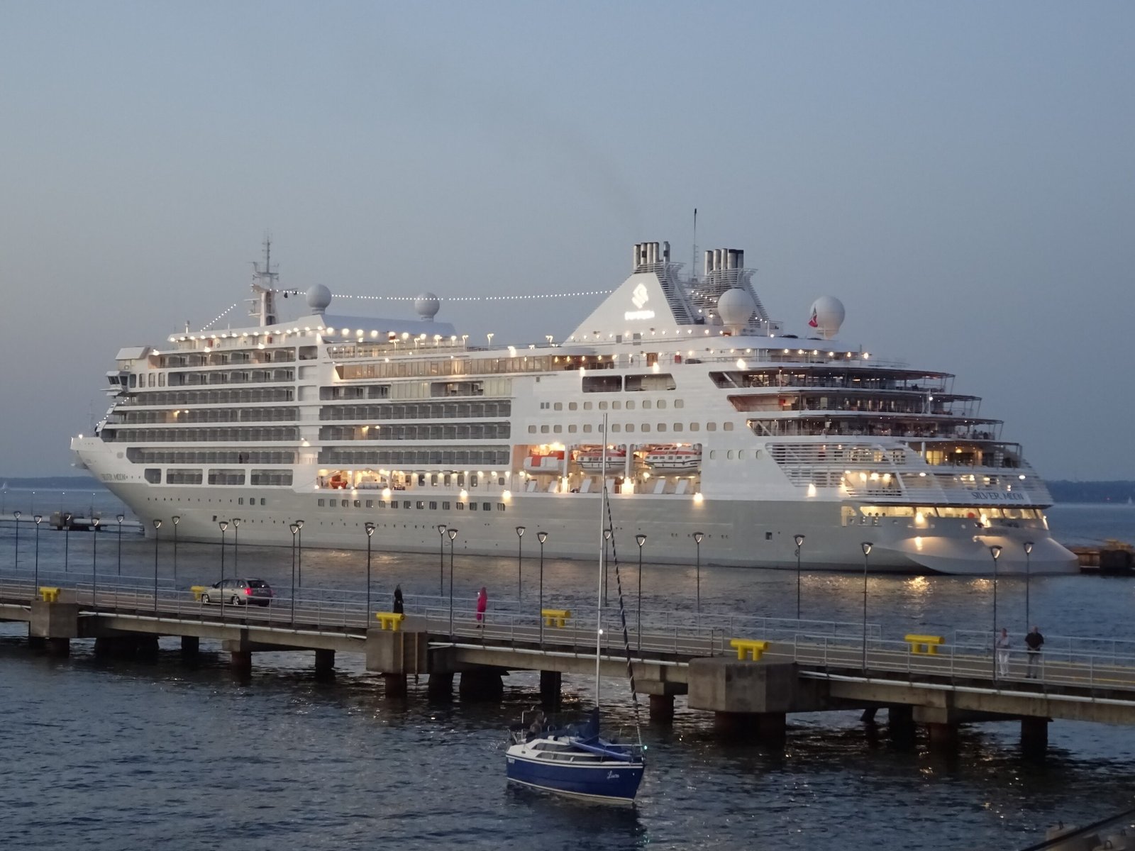 Eine Aufnahme der Silver Moon von Silversea Cruises im Hafen von Tallinn, 2022.