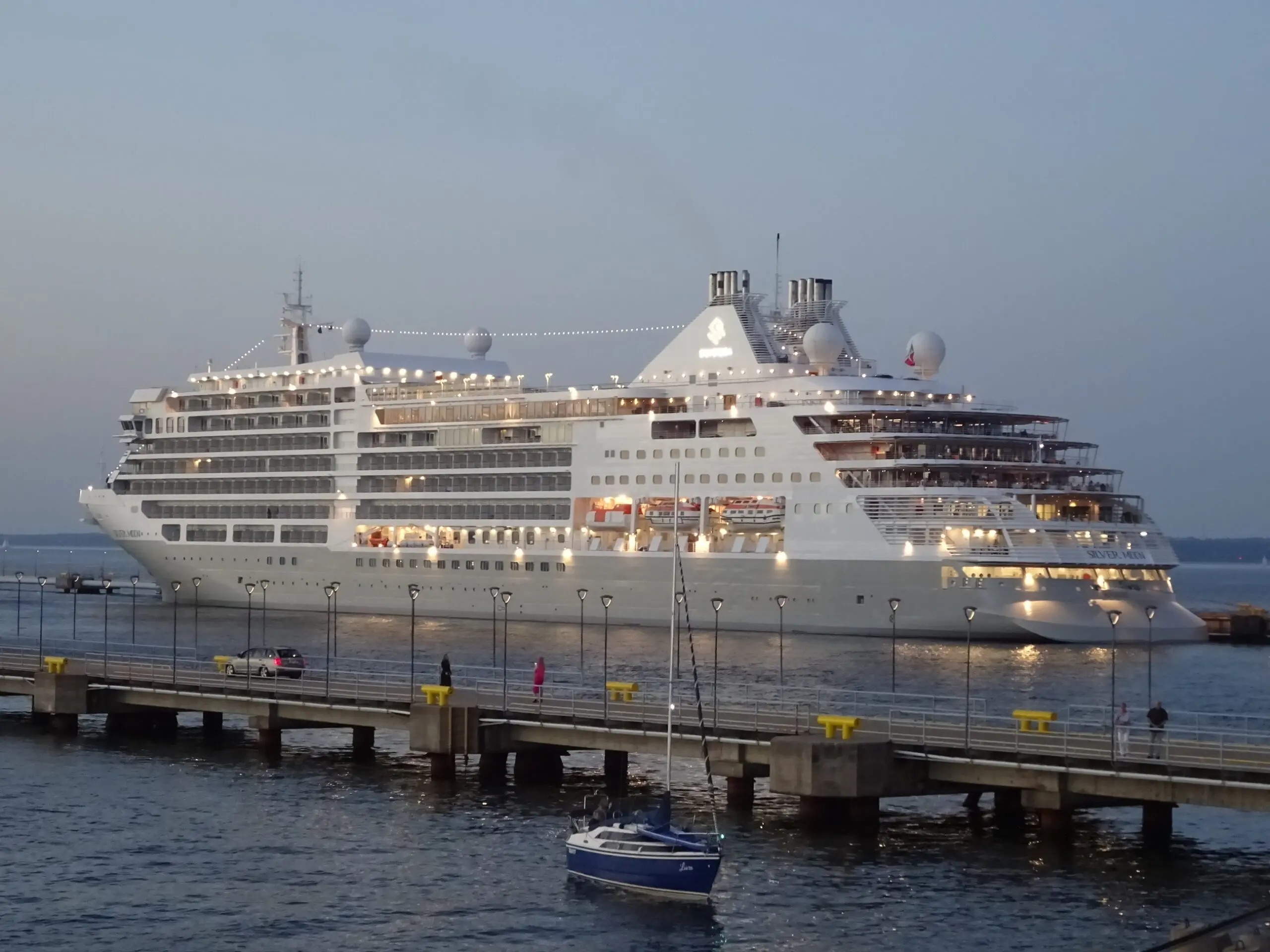 Eine Aufnahme der Silver Moon von Silversea Cruises im Hafen von Tallinn, 2022.