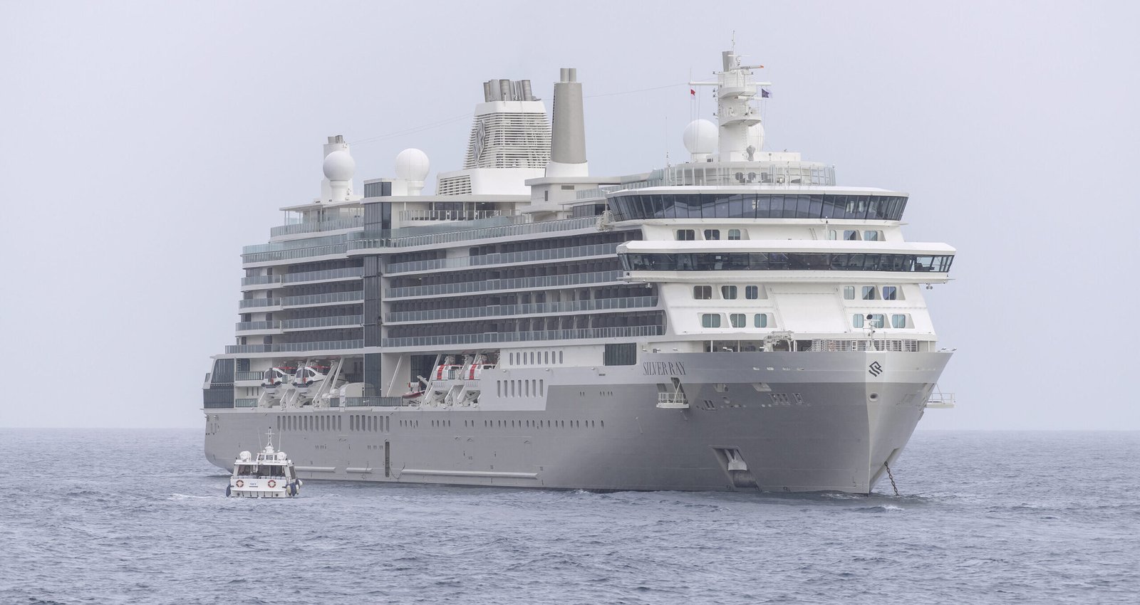 Eine Aufnahme der Silver Ray von Silversea Cruises vor Monaco, 2025.