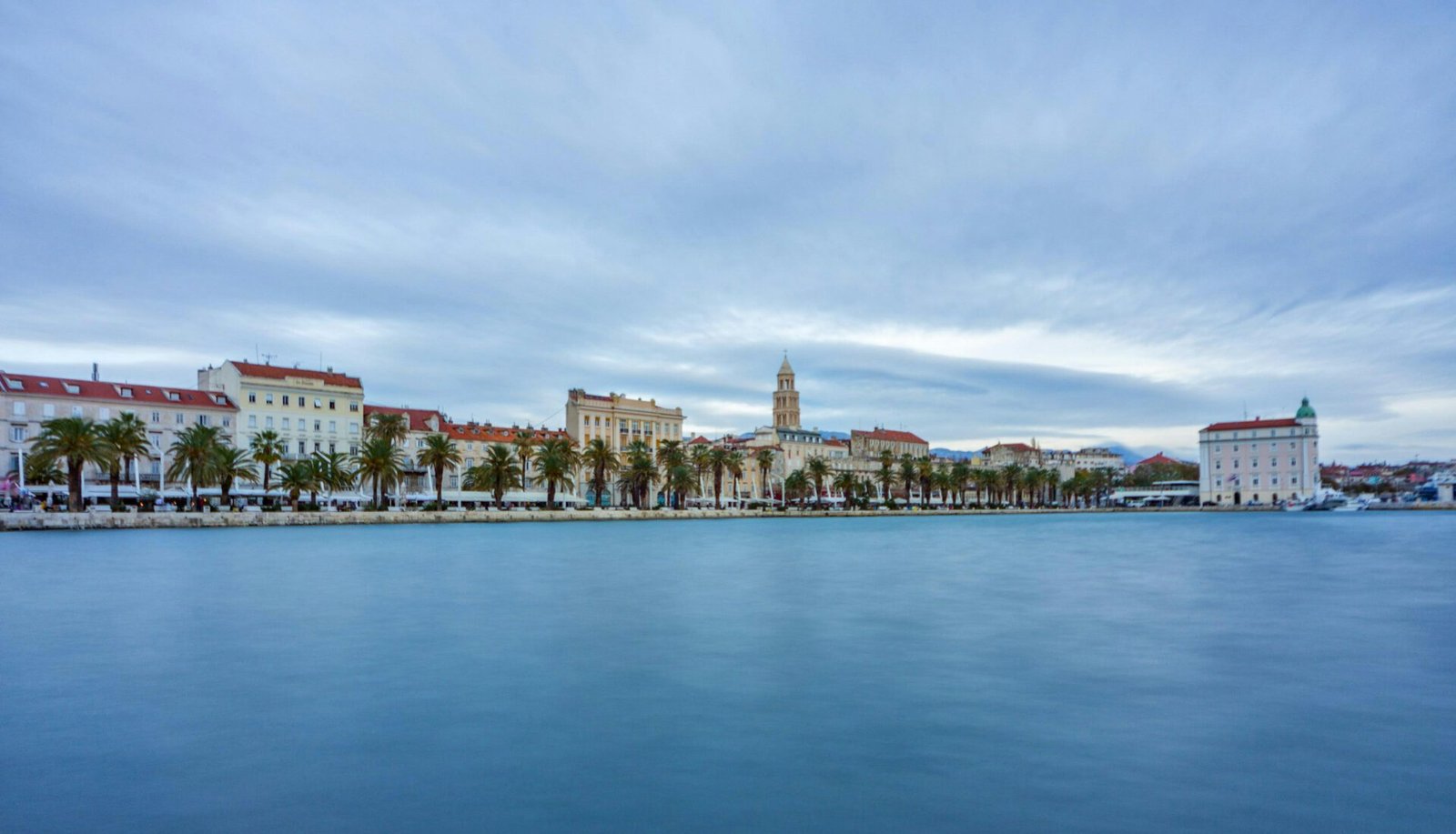 Eine Panoramaaufnahme von der Promenade in Split