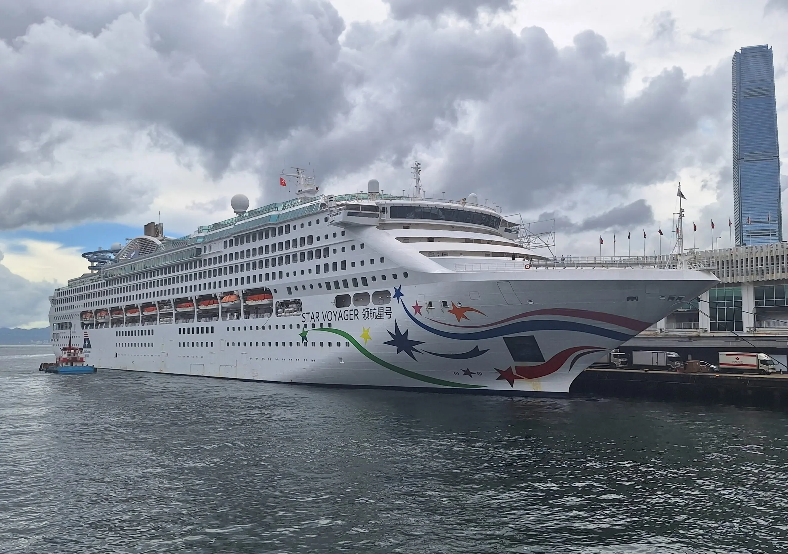 Eine Aufnahme der Star Voyager von Star Cruises im Hafen von Hong Kong, 2025.