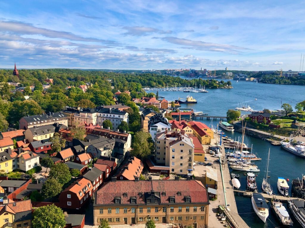 Stockholm Eine Luftaufnhame von Stockholm mit Yachthafen im Hintergrund