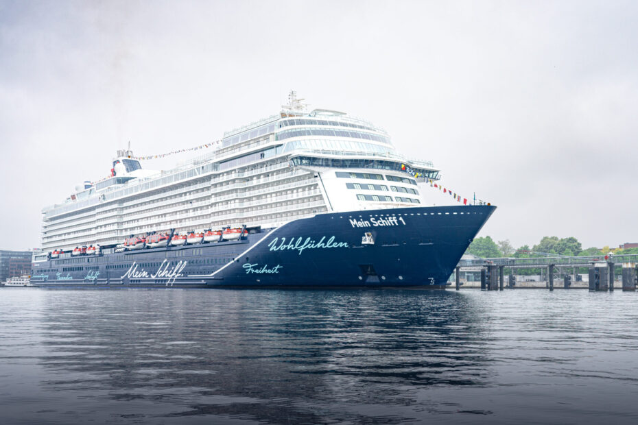 Eine Aufnahme der Mein Schiff 1 von TUI Cruises im Hafen von Kiel, 2021.