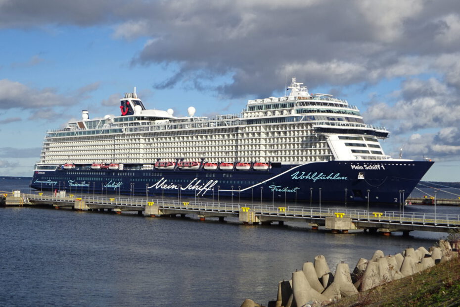 Eine Aufnahme der Mein Schiff 1 von TUI Cruises im Hafen von Tallinn, 2021.