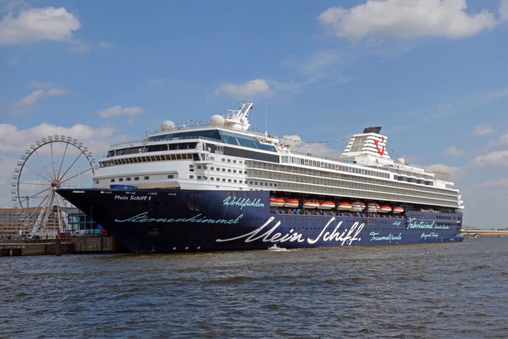 TUI Cruises Mein Schiff 1 Eine Aufnahme der Mein Schiff 1 von TUI Cruises im Hafen von Hamburg, 2013.
