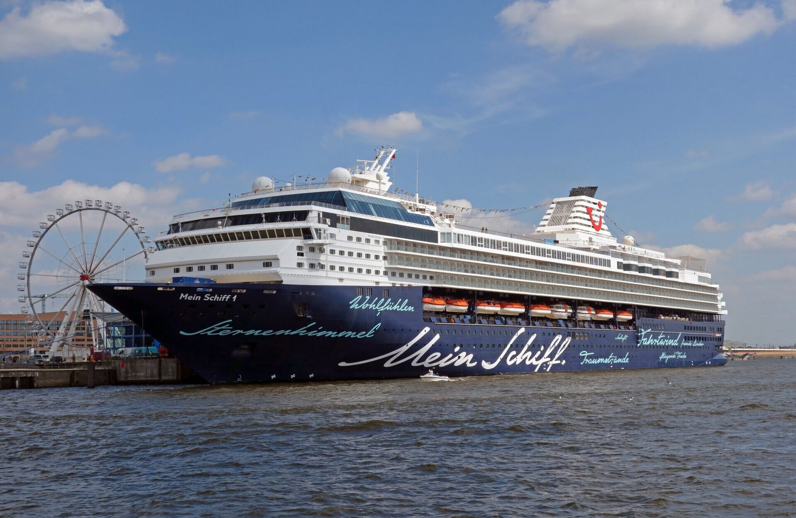 Eine Aufnahme der Mein Schiff 1 von TUI Cruises im Hafen von Hamburg, 2013.