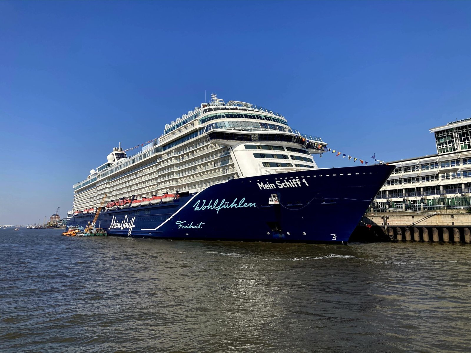 Eine Aufnahme der Mein Schiff 1 von TUI Cruises im Hafen von Hamburg, 2024.