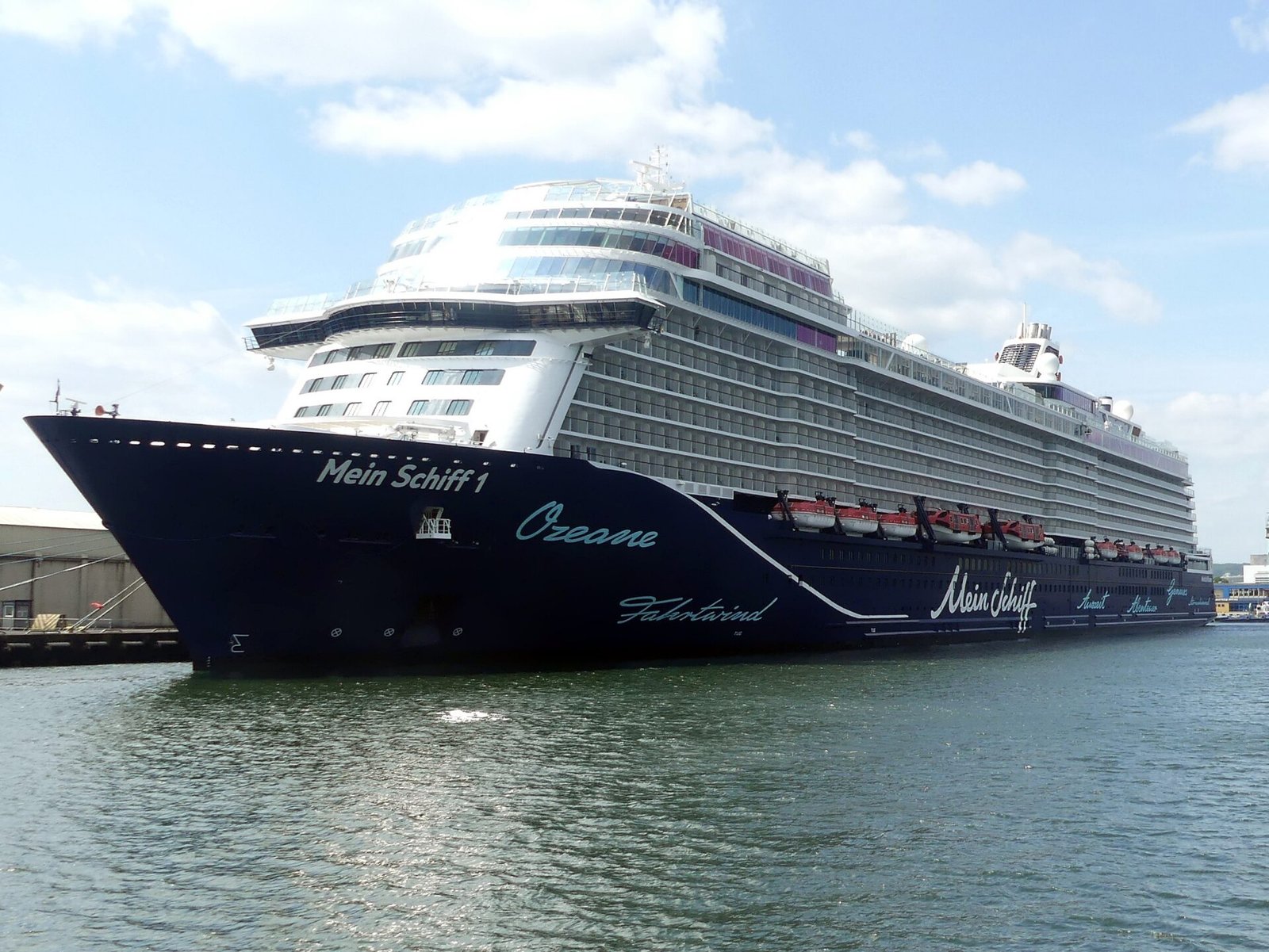 Eine Aufnahme der Mein Schiff 1 von TUI Cruises im Hafen von Gdynia, Polen, 2024.