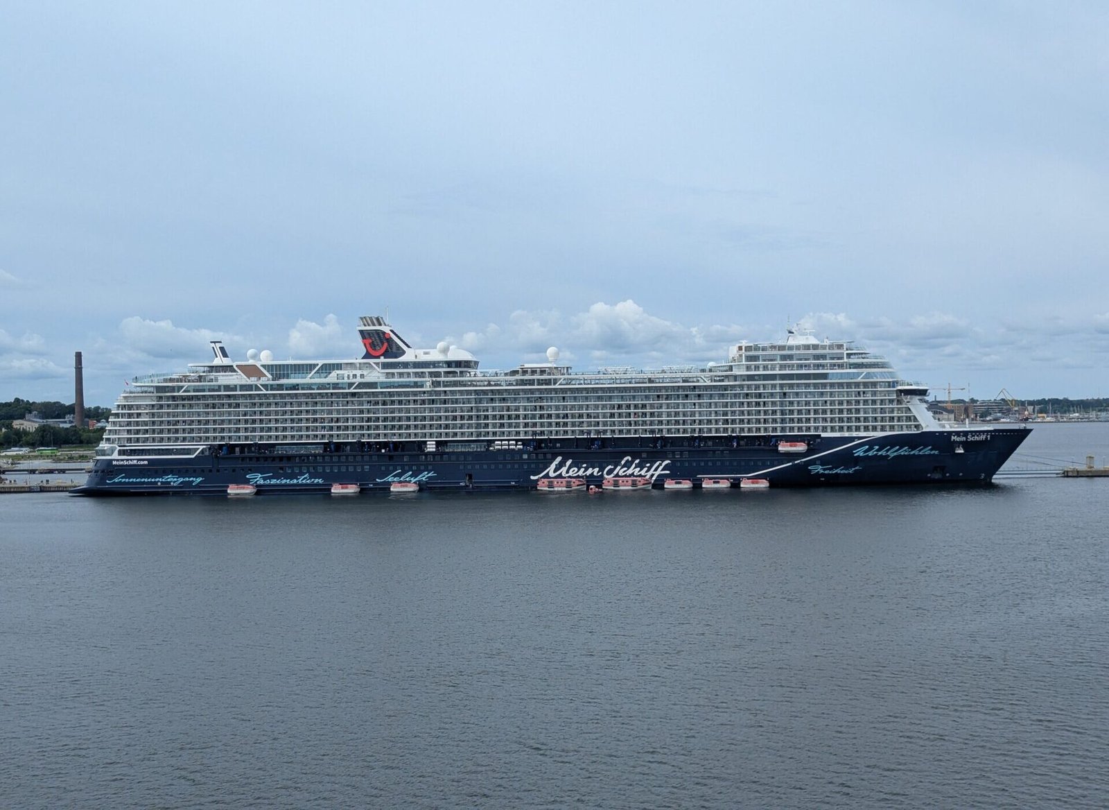 Eine Aufnahme der Mein Schiff 1 von TUI Cruises im Hafen von Tallinn, 2025.
