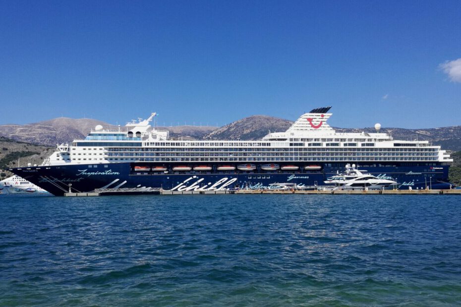 Eine Aufnahme der Mein Schiff 2 von TUI Cruises im Hafen von Argostoli, 2018.