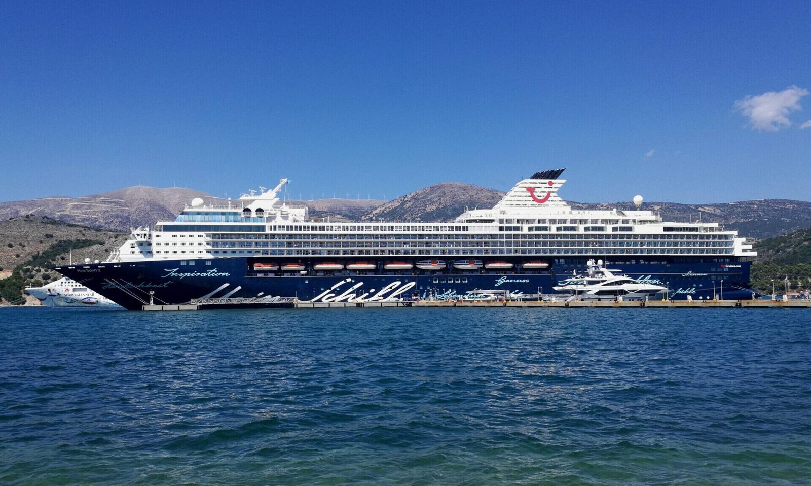 Eine Aufnahme der Mein Schiff 2 von TUI Cruises im Hafen von Argostoli, 2018.