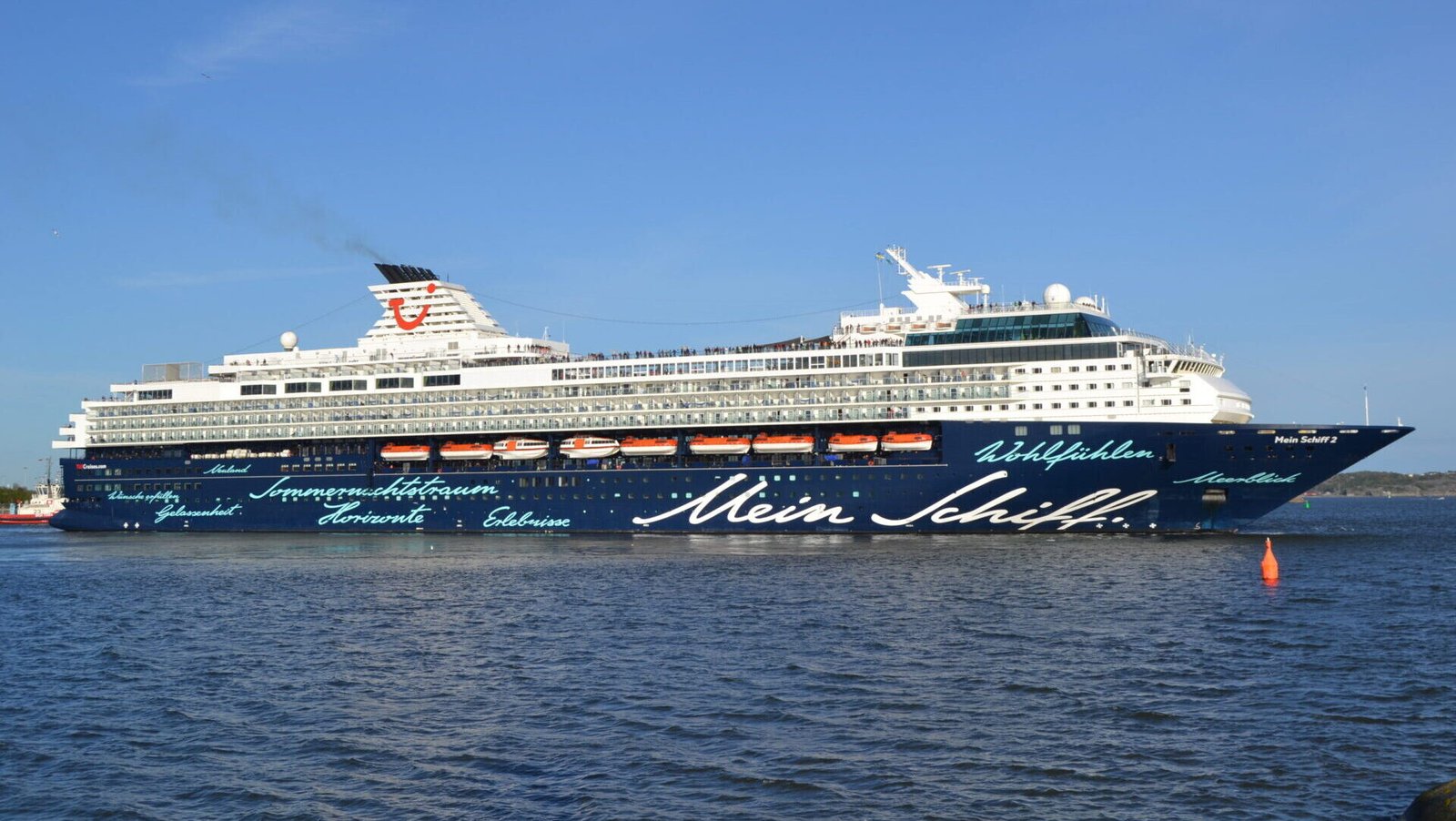 Eine Aufnahme der Mein Schiff 2 von TUI Cruises vor Göteborg, 2012.