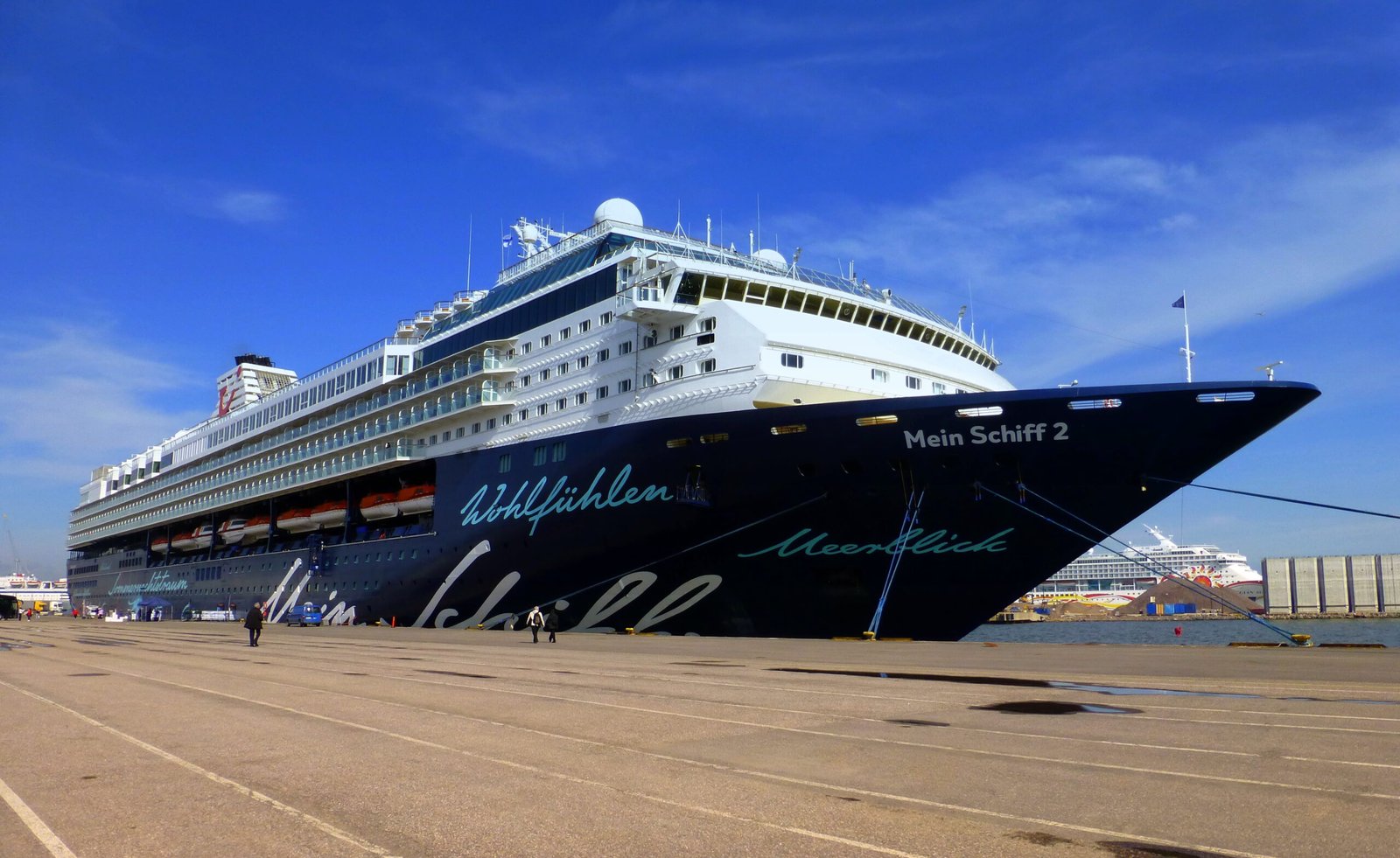 Eine Aufnahme der Mein Schiff 2 von TUI Cruises im Hafen von Helsinki, 2012.