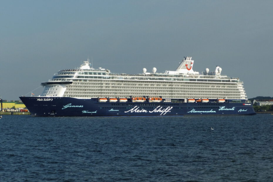 Eine Aufnahme der Mein Schiff 3 von TUI Cruises im Kieler Hafen, 2021.