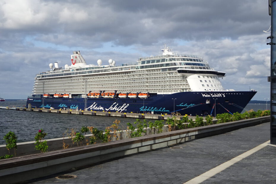 Eine Aufnahme der Mein Schiff 3 am Pier 27 im Hafen von Tallinn, 2021.