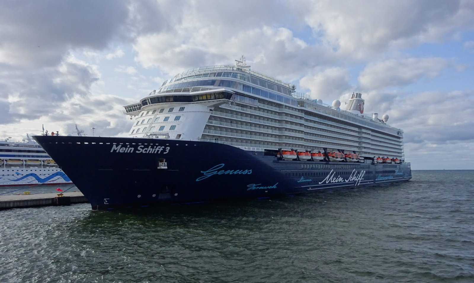 Eine Aufnahme der Mein Schiff 3 von TUI Cruises im Hafen von Tallinn, 2021.