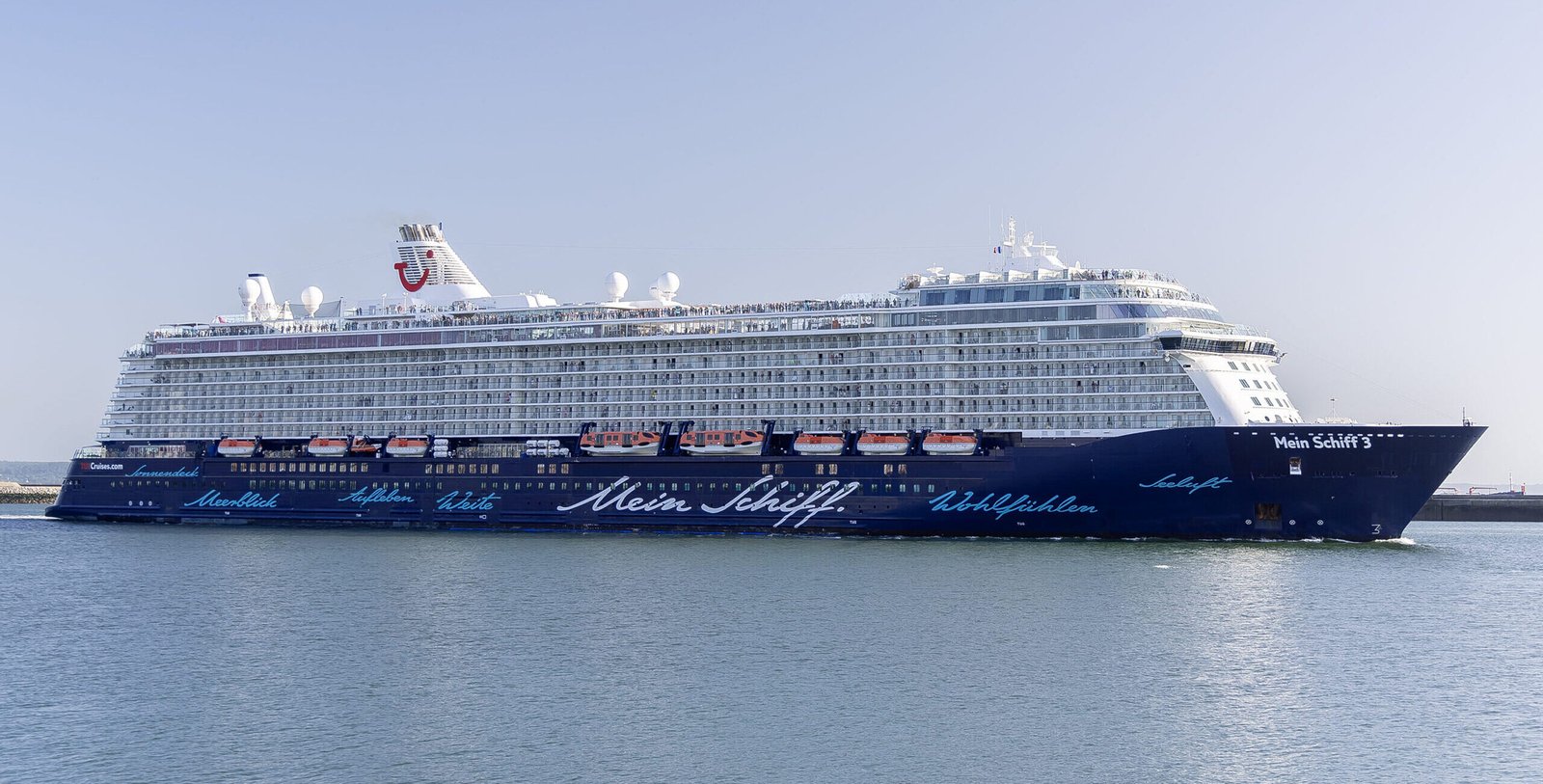 Eine Aufnahme der Mein Schiff 3 von TUI Cruises im Hafen von Valetta, Malta, 2019.