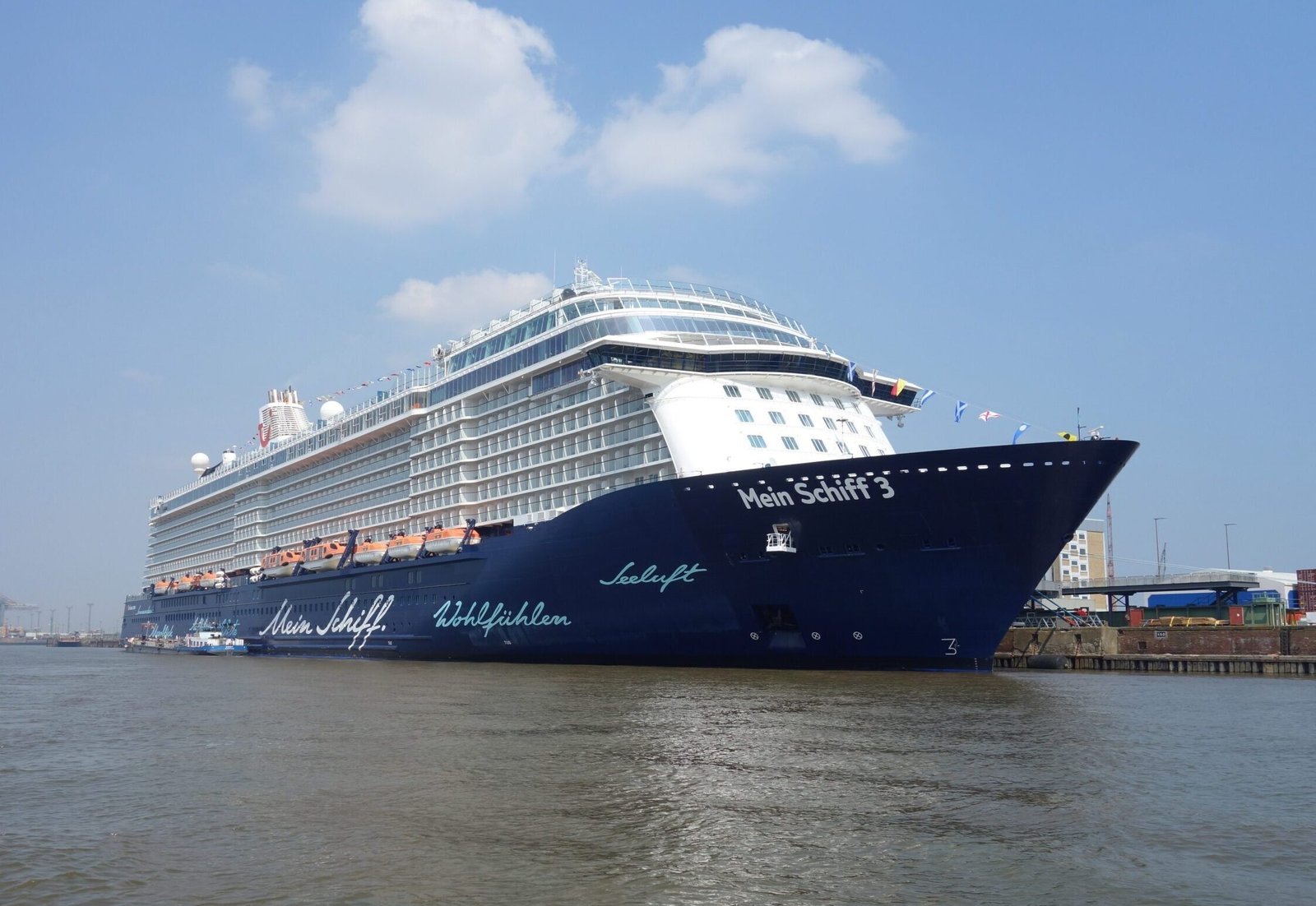 Eine Aufnahme der Mein Schiff 3 von TUI Cruises im Hafen von Bermerhaven, 2018.