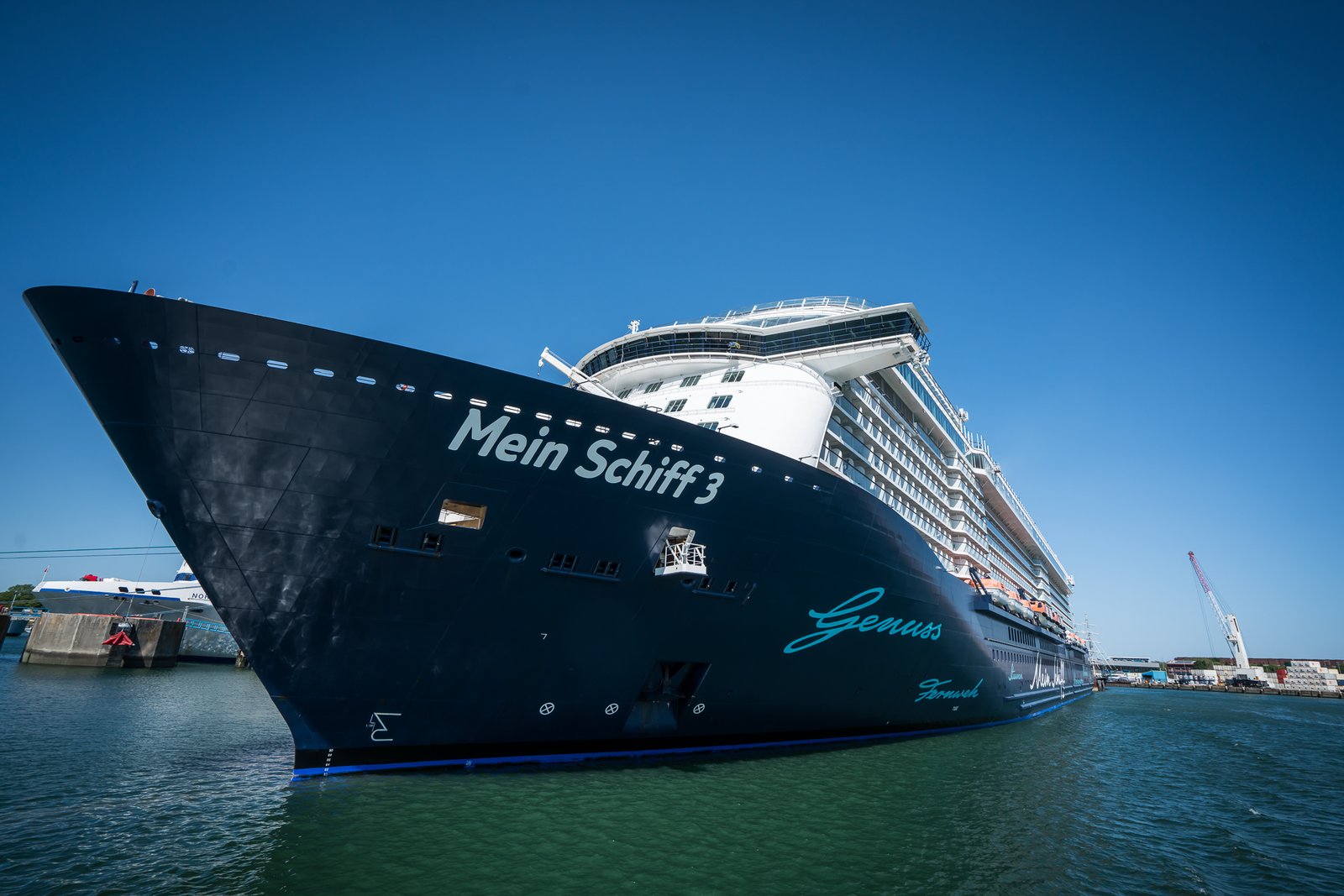Eine Aufnahme der Mein Schiff 3 von TUI Cruises im Hafen von Portsmouth, England, 2023.