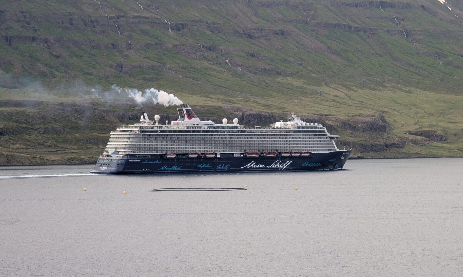 Eine Aufnahme der Mein Schiff 3 von TUI Cruises vor Island, 2025.