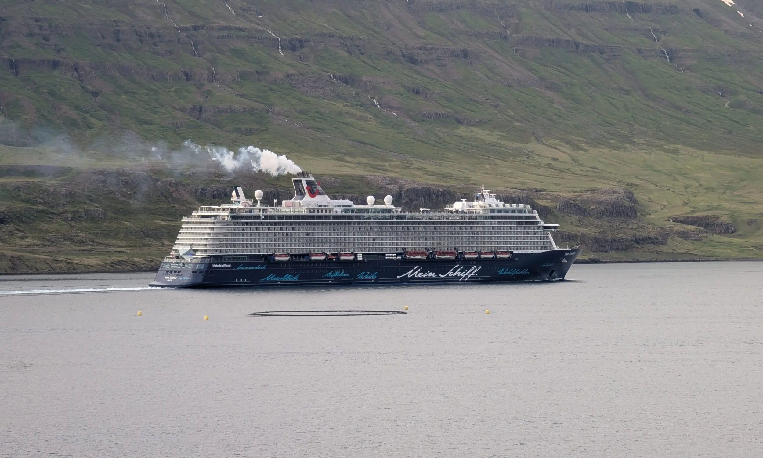 Eine Aufnahme der Mein Schiff 3 von TUI Cruises vor Island, 2025.
