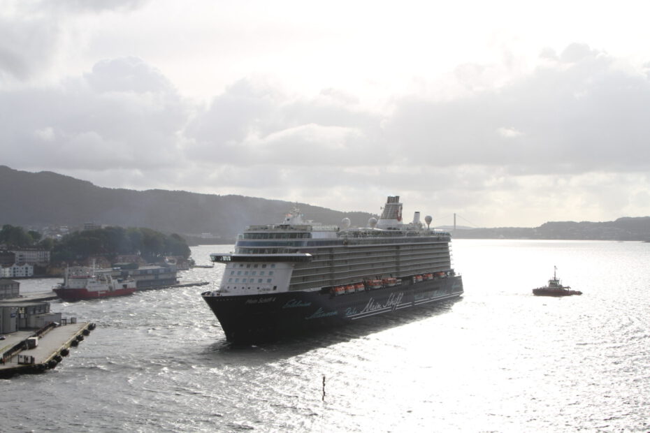 Eine Wasseraufnahme der Mein Schiff 4 von TUI Cruises