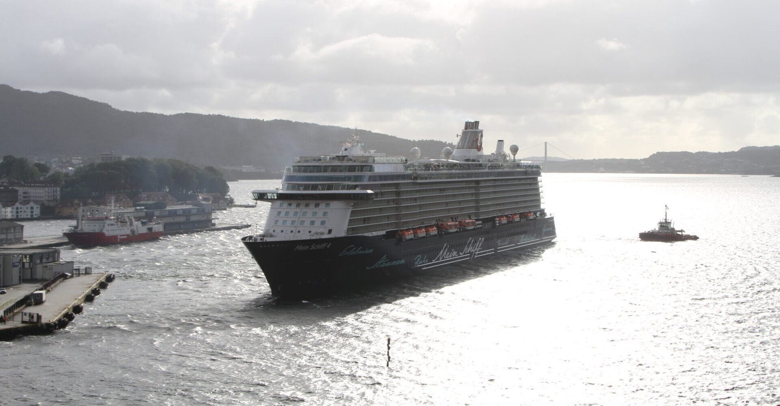 Eine Aufnahme der Mein Schiff 4 von TUI Cruises im Hafen von Bergen, Norwegen, 2016.