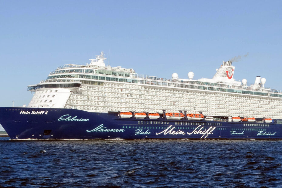 Eine Aufnahme der Mein Schiff 4 von TUI Cruises in Riga, 2014