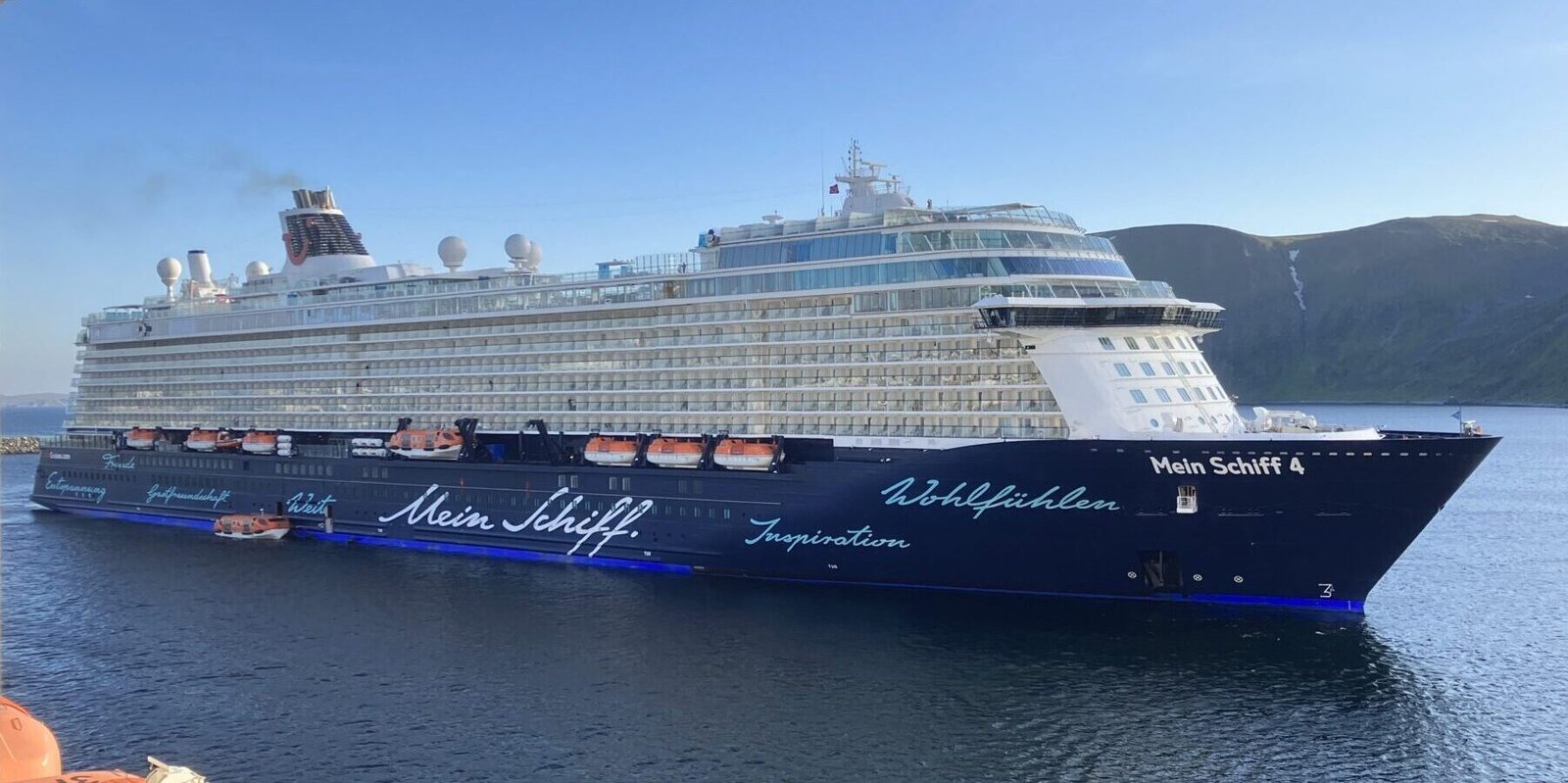 Eine Aufnahme von der Mein Schiff 4 von TUI Cruises in Honningsvåg, 2023.
