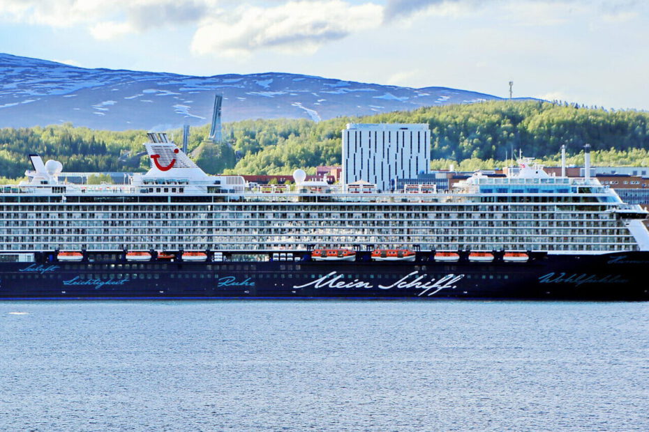 Eine Aufnahme der Mein Schiff 5 von TUI Cruises im Hafen von Tromso, 2018.