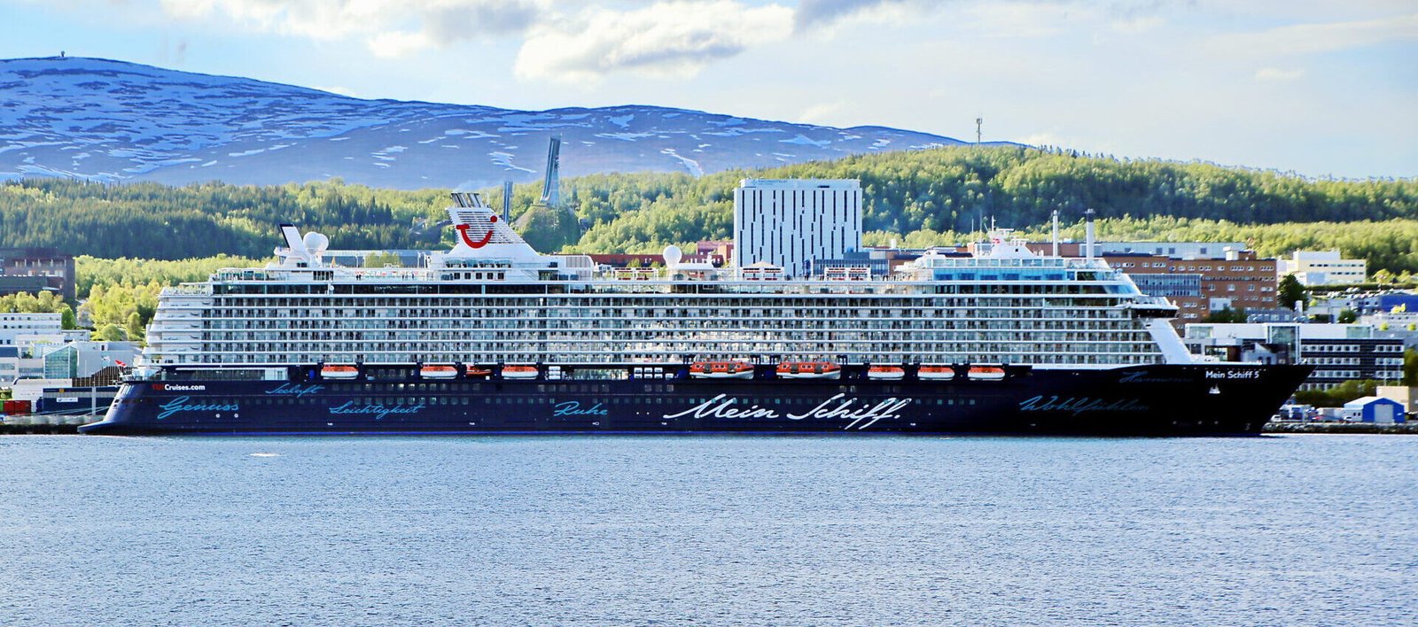 Eine Aufnahme der Mein Schiff 5 von TUI Cruises im Hafen von Tromso, 2018.