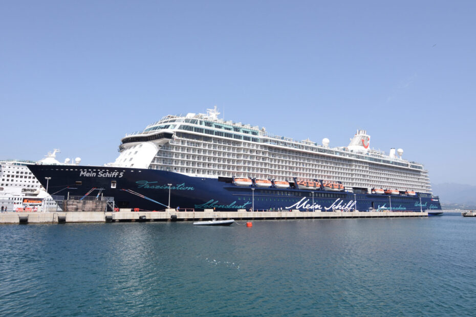 Eine Aufnahme der Mein Schiff 5 von TUI Cruises im Hafen von Ajaccio, 2018.