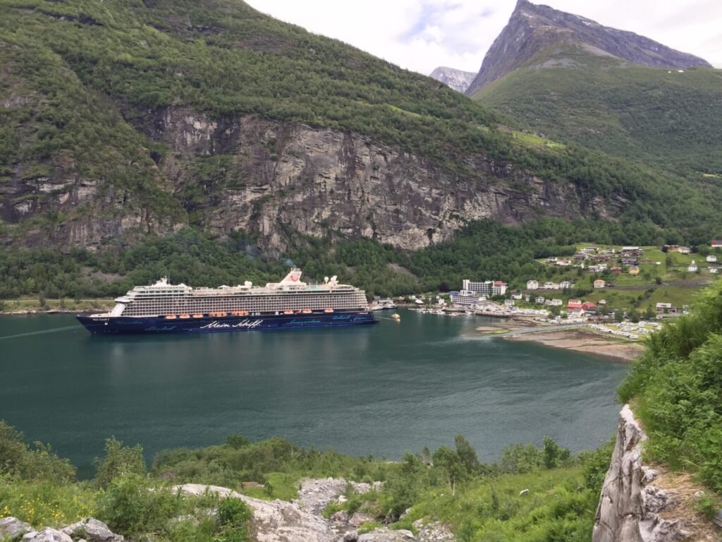 TUI Cruises Mein Schiff 5 Eine Aufnahme der Mein Schiff 1 von TUI Cruises im Hafen von Geiranger, 2019.