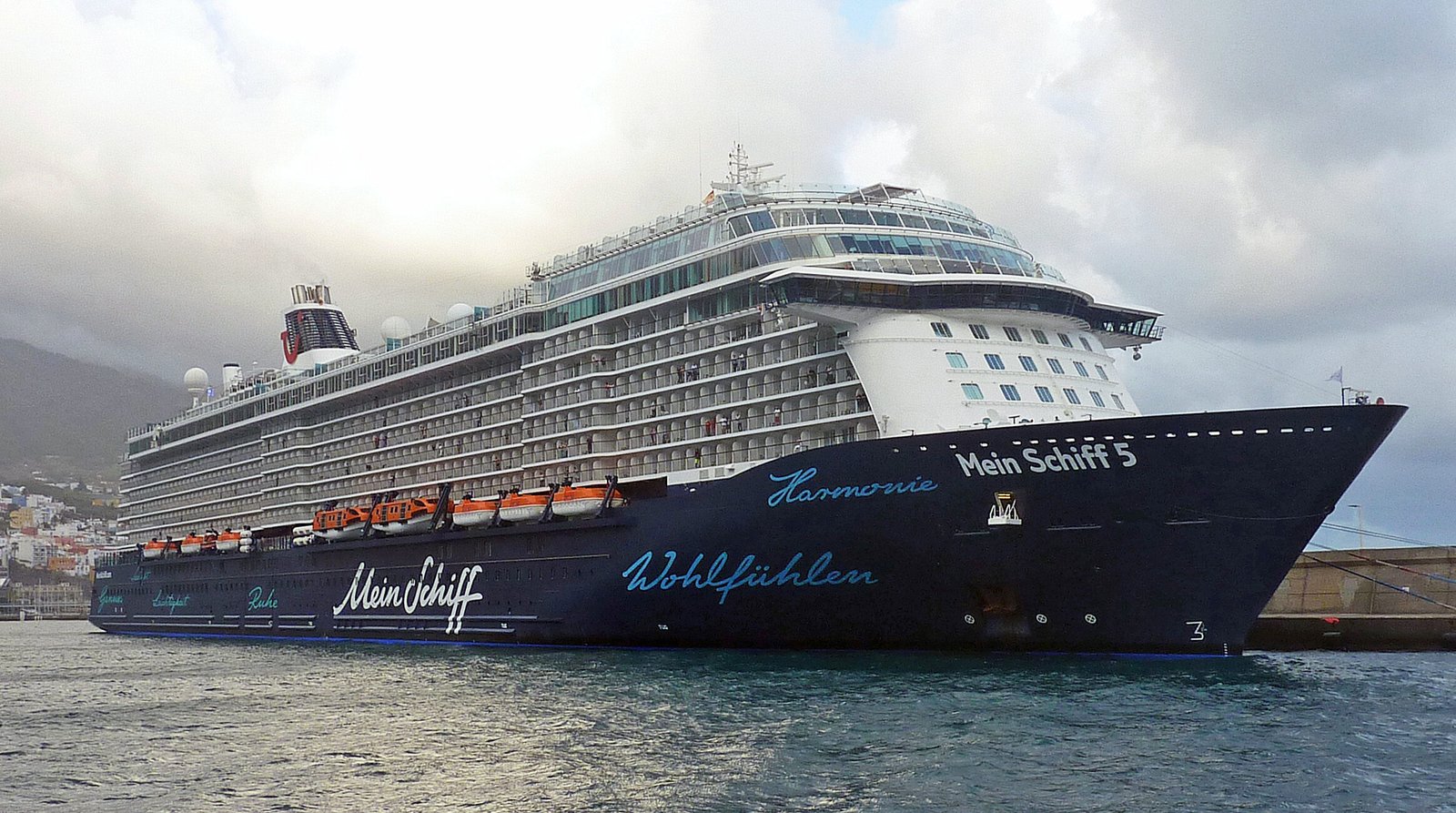 Eine Aufnahme der Mein Schiff 5 von TUI Cruises im Hafen von Santa Cruz de la Palma, 2024.