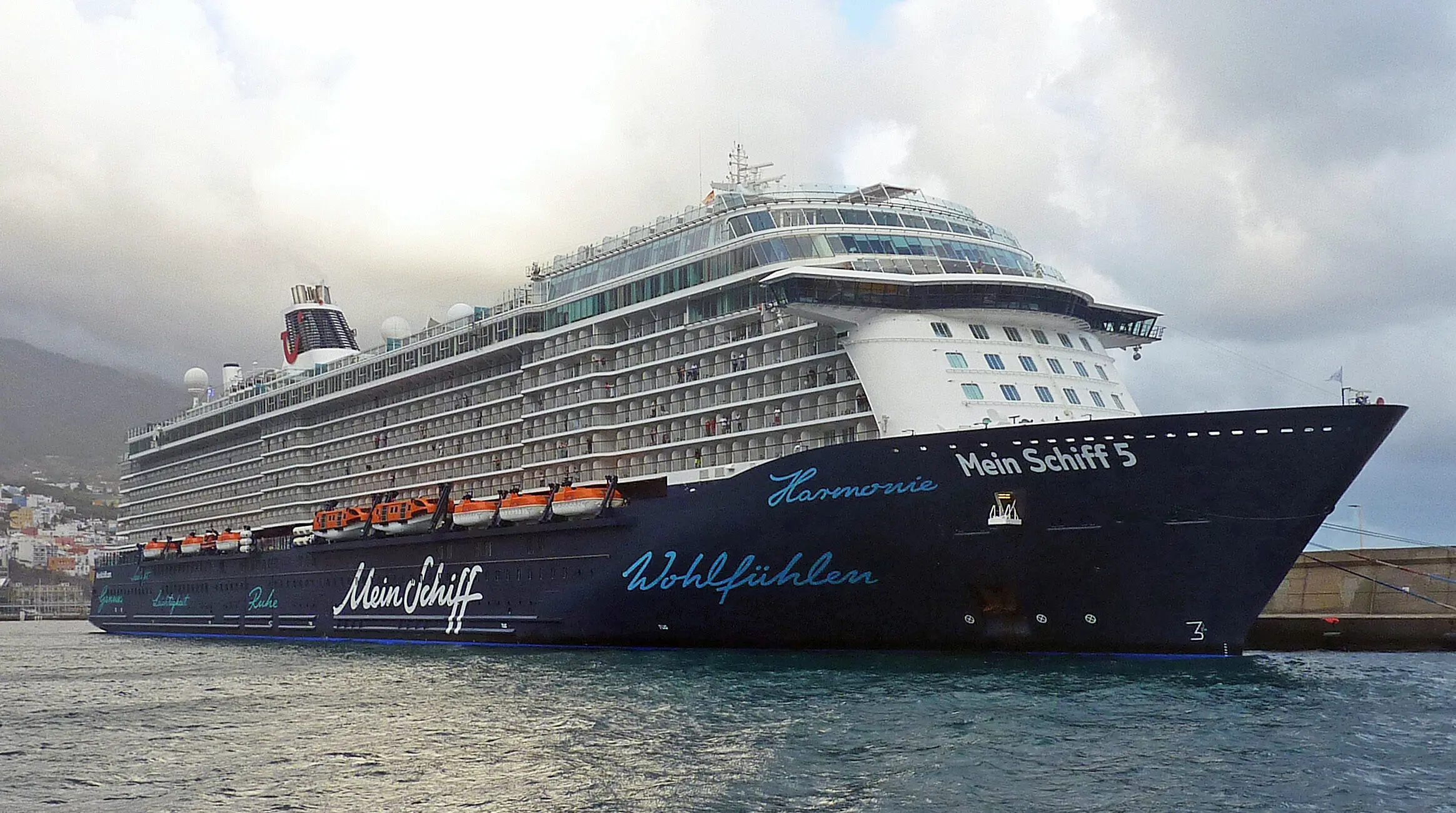 Eine Aufnahme der Mein Schiff 5 von TUI Cruises im Hafen von Santa Cruz de la Palma, 2024.