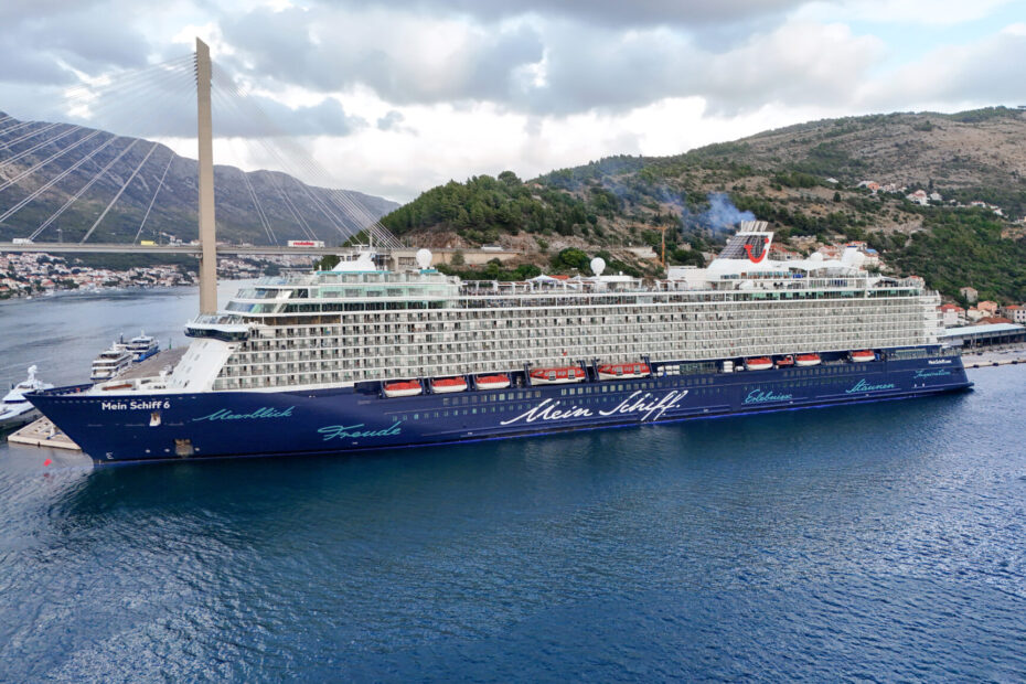 Eine Aufnahme der Mein Schiff 6 von TUI Cruises in Hafen von Dubrovnik in Kroatien