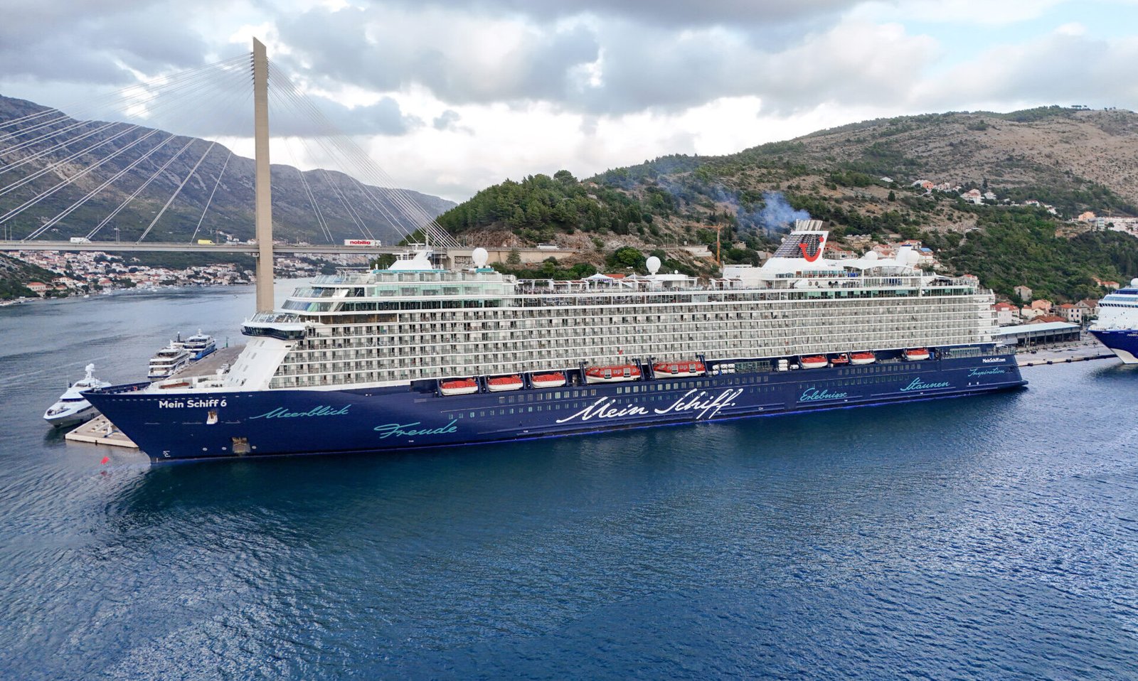 Eine Aufnahme der Mein Schiff 6 von TUI Cruises in Hafen von Dubrovnik in Kroatien, 2024.