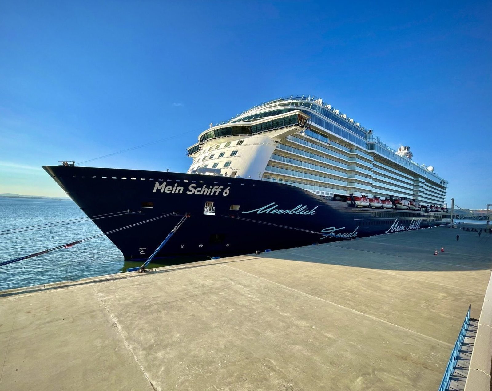 Eine Aufnahme der Mein Schiff 6 von TUI Cruises im Hafen von Lissabon, 2021.